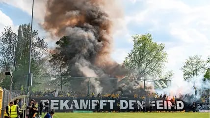 Die Fans des 1. FC Lok Leipzig zündeten während des Derbys im Mai 2022 Pyrotechnik.