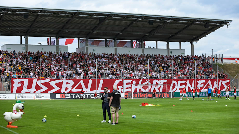 Die Fans des FSV Zwickau stehen nach dem Abstieg aus der 3. Liga hinter dem Verein und der Mannschaft